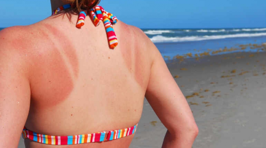Manche Menschen sind wahre Sonnenanbeter, andere gehen der UV-Strahlung lieber aus dem Weg. Auch wenn die Sonne ihre Vorzüge hat, ist sie aus gesundheitlicher Sicht mit Vorsicht zu geniessen. Mit unserem Leitfaden finden Sie heraus, wie sich Sonnenstrahle